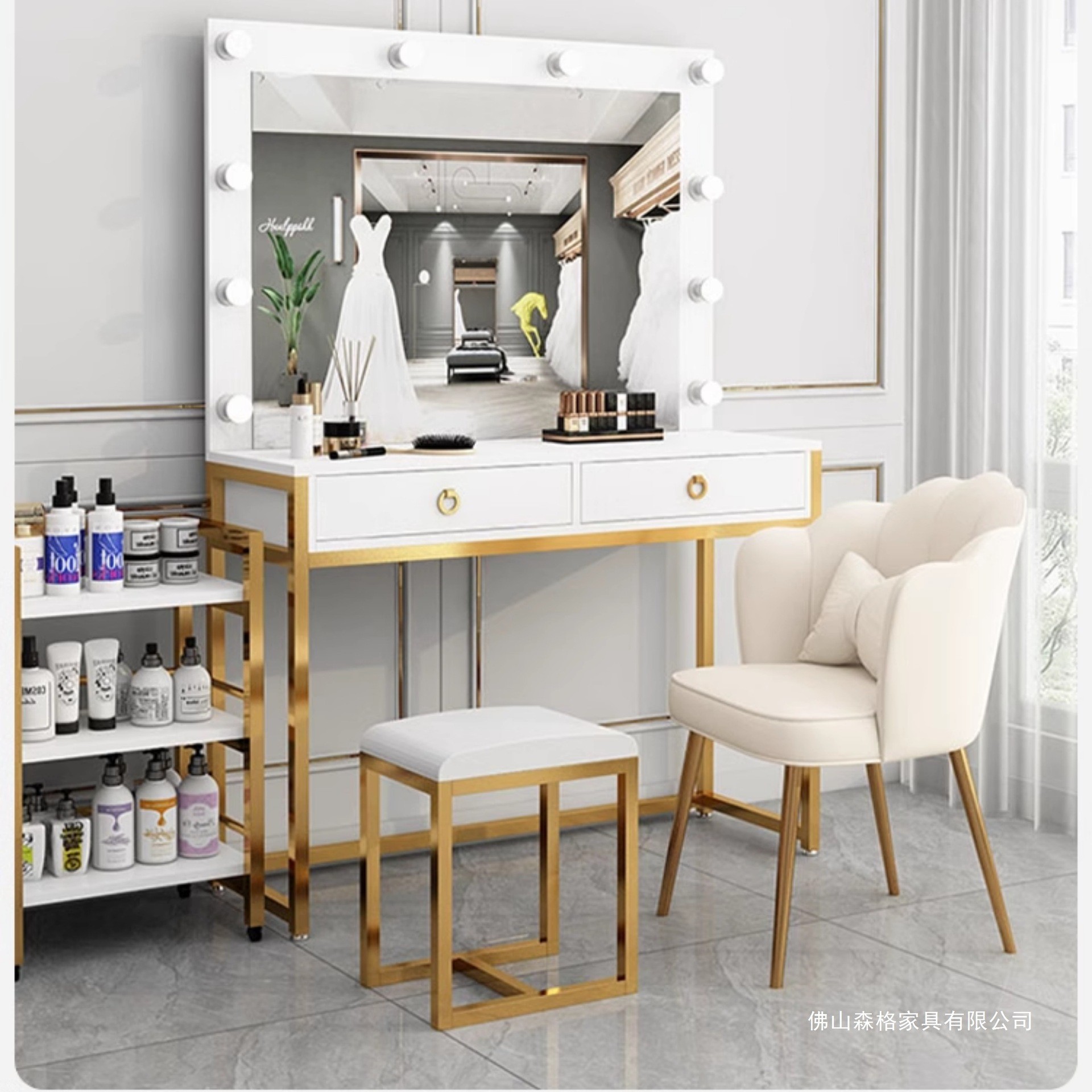 スタジオ用ドレッサー（ランプミラー一体型）トレーニングスクー - Beauty And Makeup Studio のレビューと価格